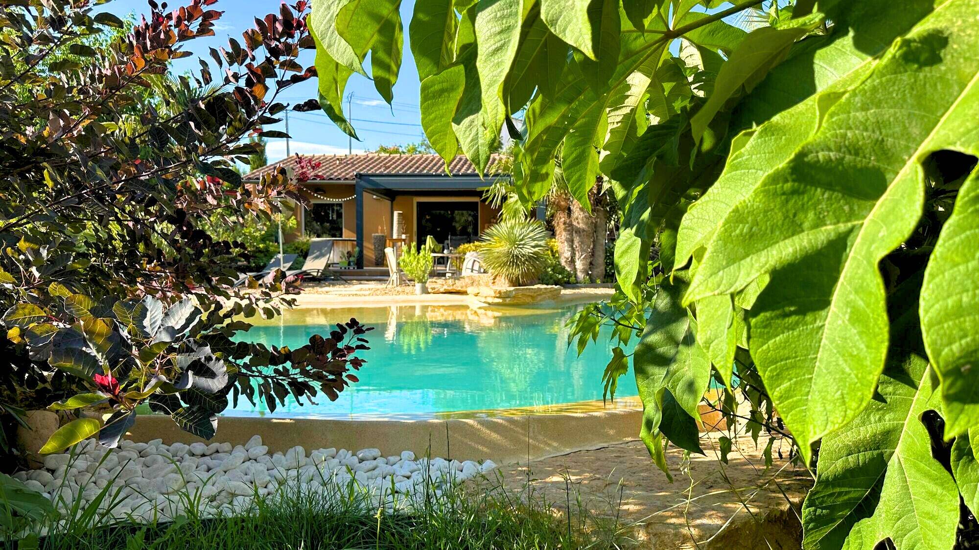 Accès piscine Studio Tiki Lodge à Gardanne pour vous détendre entre amis ou couple - Tiki Palm Beach Resort (4)