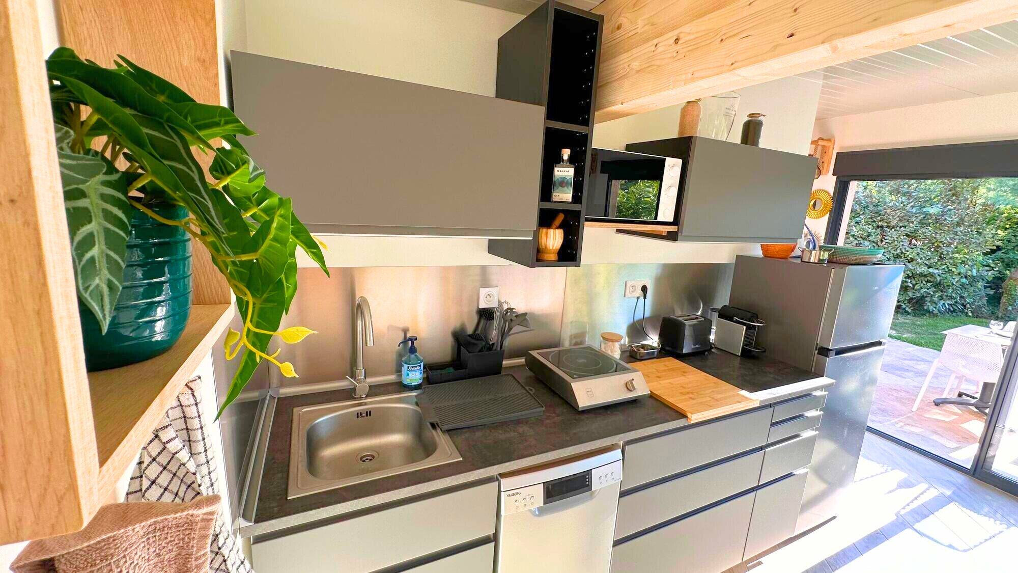 Coin Cuisine toute équipée lave vaisselle frigo pour cuisiner en autonomie Studio Tiki Lodge Gardanne - Tiki Palm Beach Resort