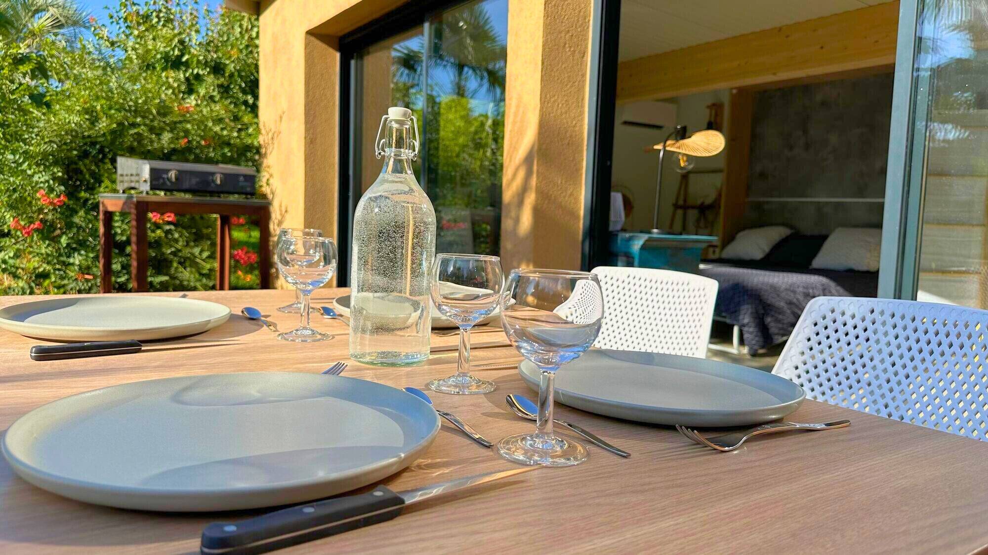 Déjeuner ou diner en terrasse l'été en extérieur Studio Tiki Lodge Gardanne - Tiki Palm Beach Resort (8)