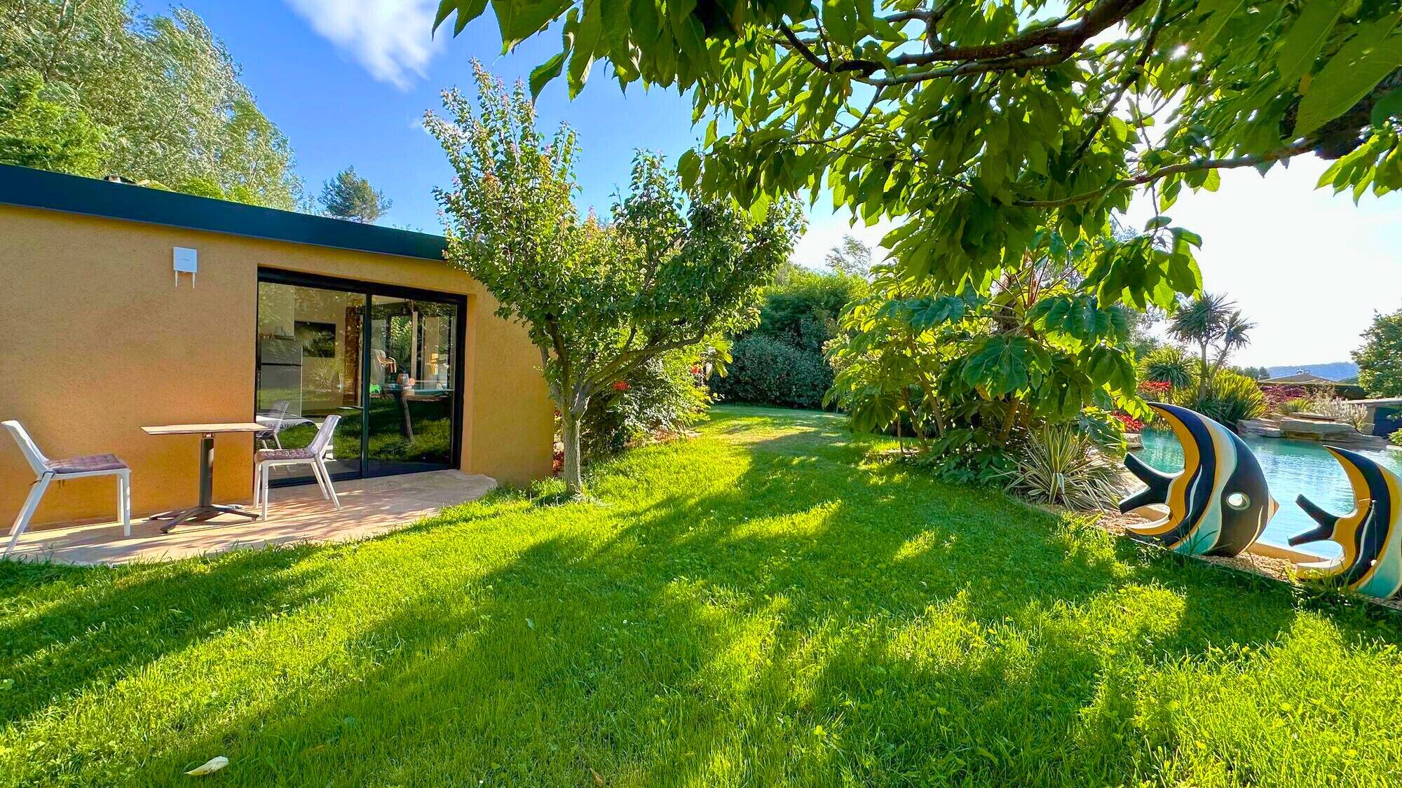 Extérieur Studio Tiki Lodge avec accès piscine et jacuzzi à Aix en Provence - Tiki Palm Beach Resort (3)