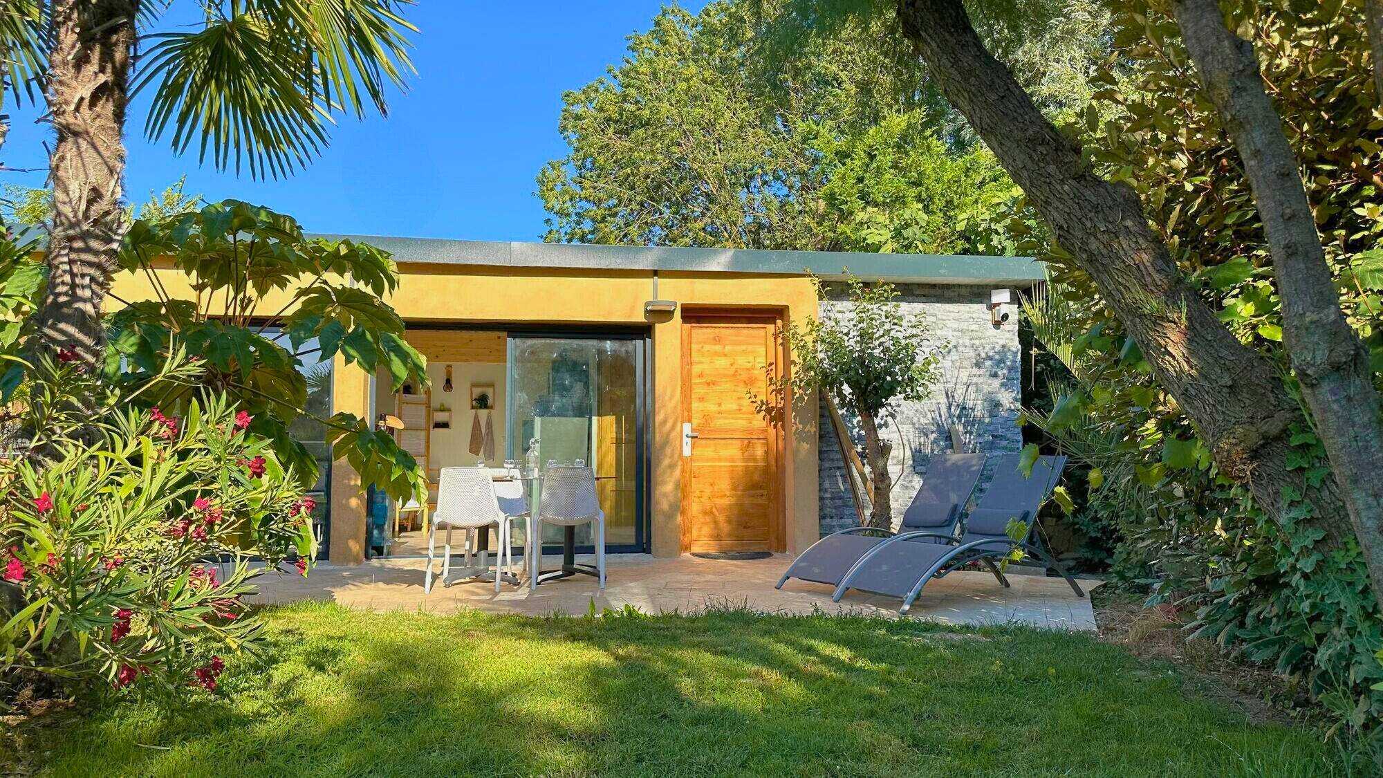 Extérieur Studio Tiki Lodge avec terrasse et barbecure à Aix en Provence - Tiki Palm Beach Resort (3)