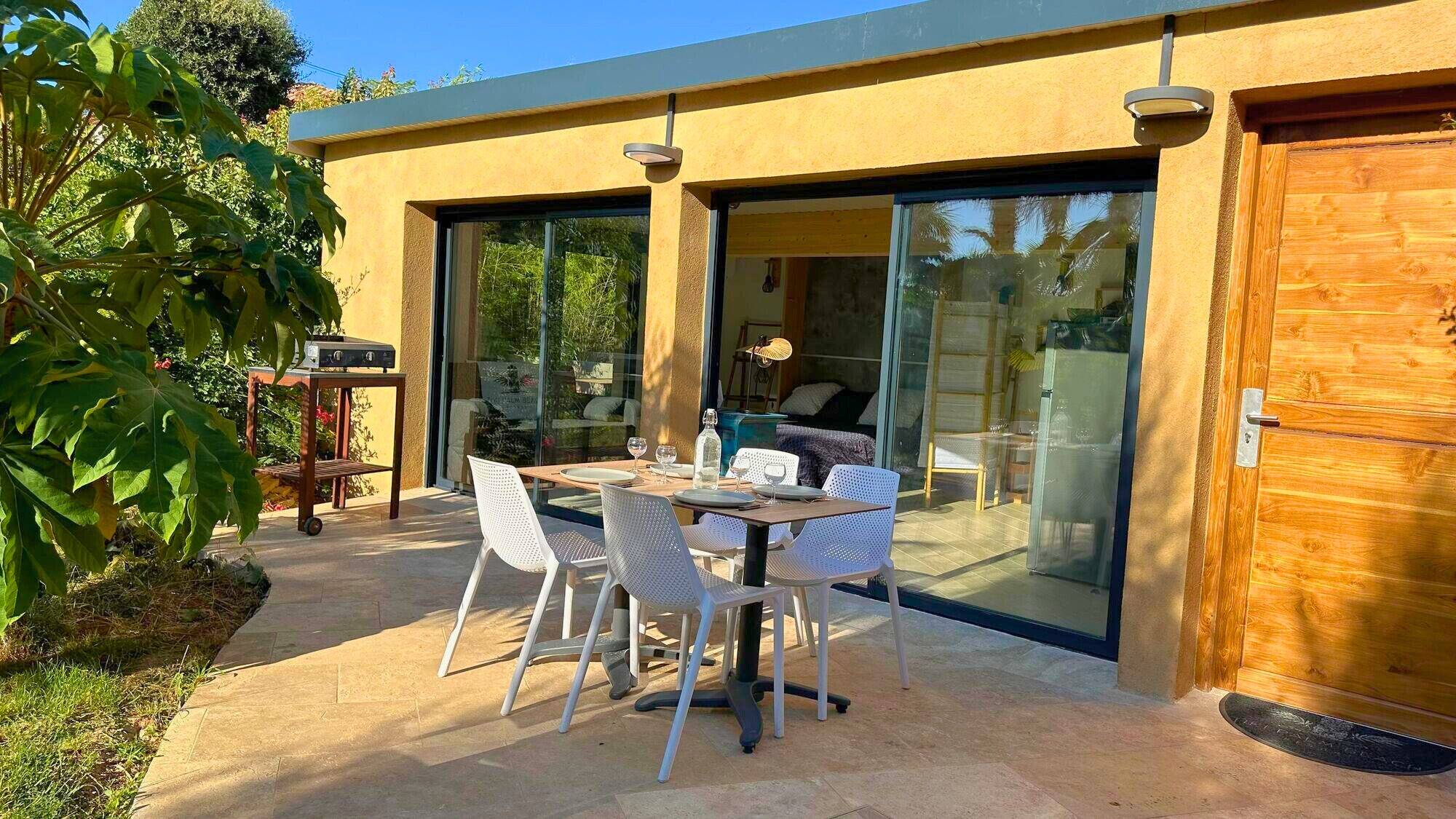 Extérieur Terrasse avec barbecue au Studio Tiki Lodge pour 2 personnes ou 4 max