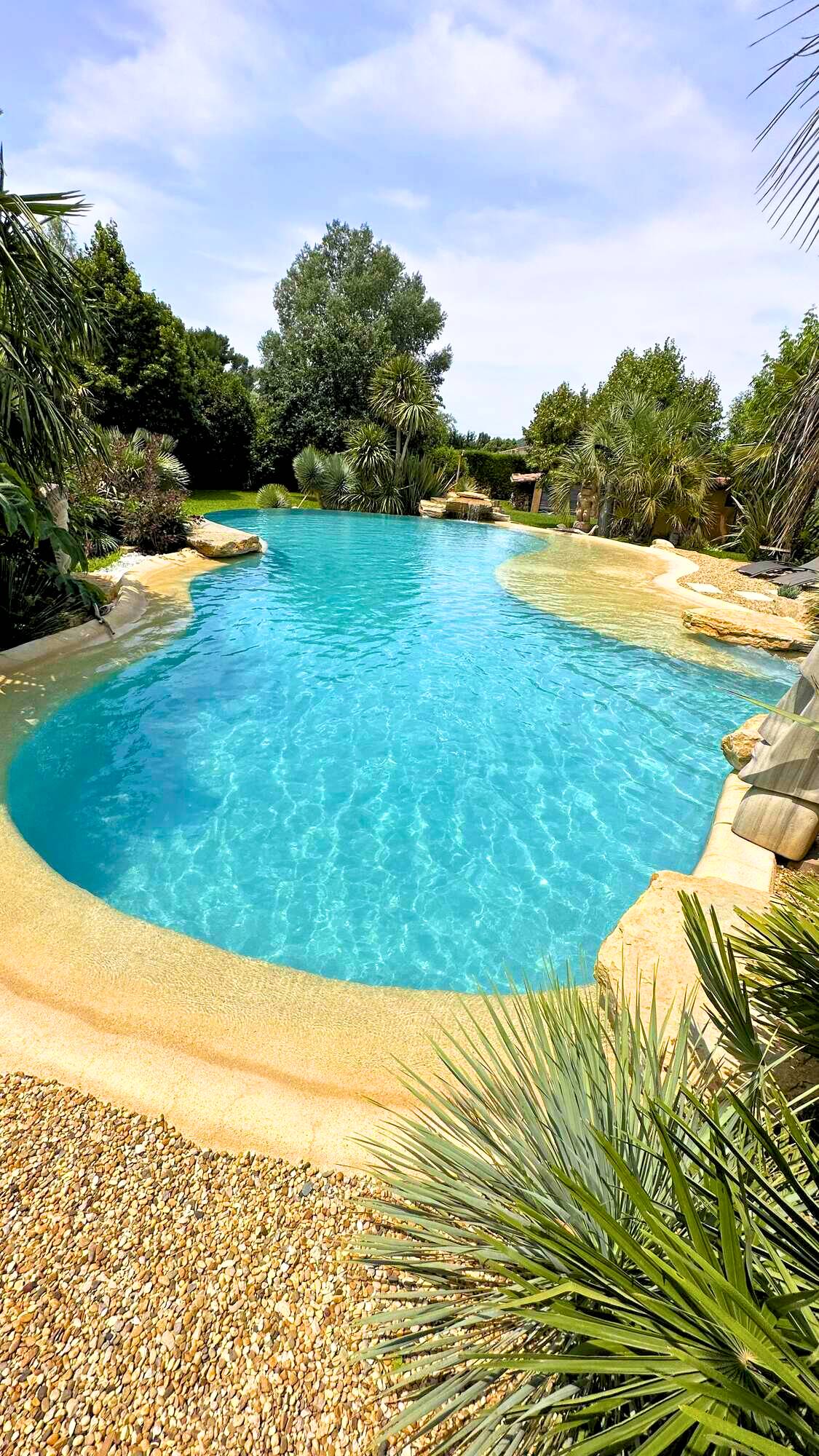 Piscine avec plage à privatiser pour vos après midi en couple ou entre amis à Gardanne - Tiki Palm Beach Resort