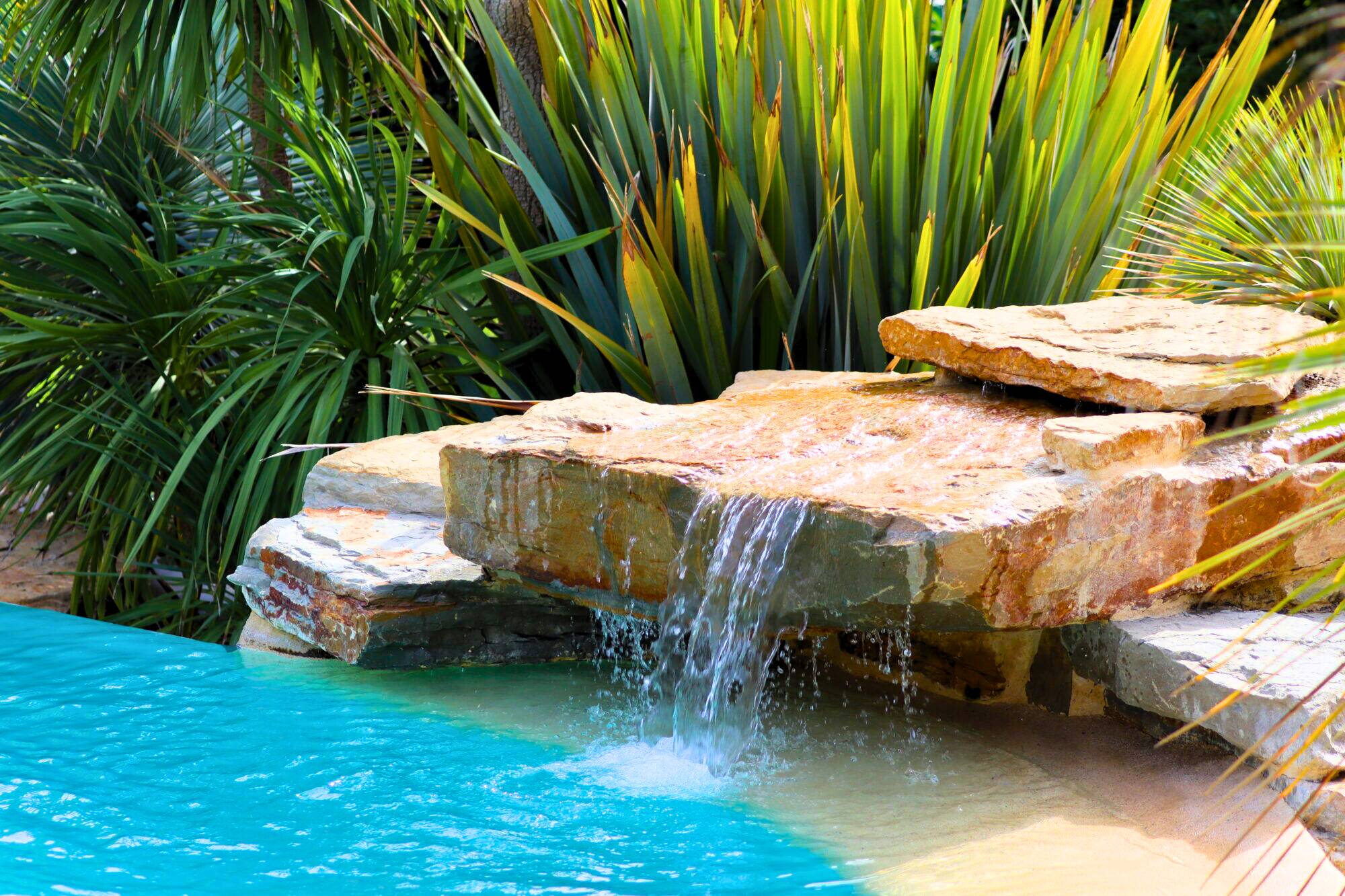 Piscine privative avec cascade et balnéo - Tiki Palm Beach Resort